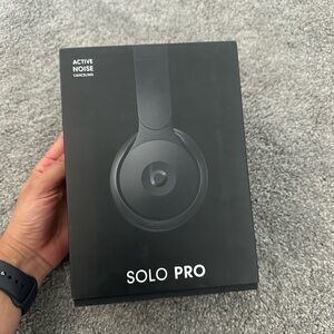 Beats Solo Pro. Noise cancellation